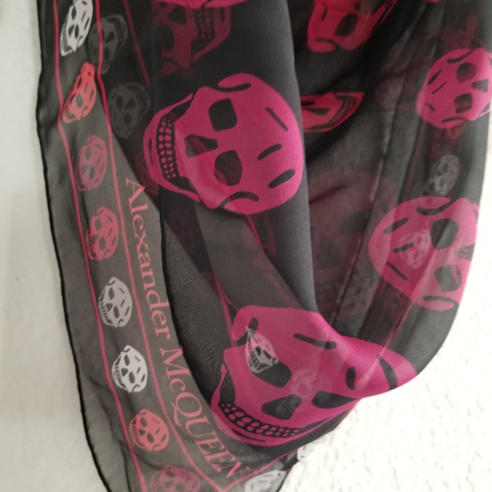 Alexander McQueen Skull Silk Large Scarf Black Red - Picture 2 of 6
